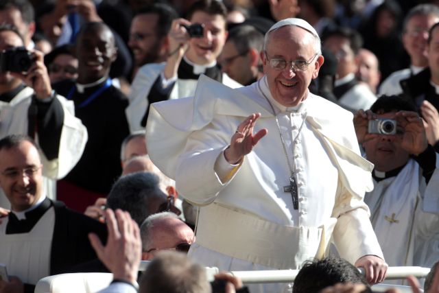 Papa Francesco saluta la folla davanti a San Pietro